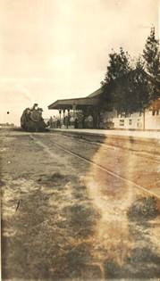 Imagen en blanco y negro de un tren pasando por un campo

Descripción generada automáticamente con confianza baja