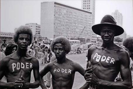 Foto em preto e branco de homens

Descrição gerada automaticamente