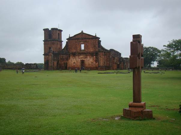 Torre de metal com gramado ao fundo

Descrição gerada automaticamente com confiança média