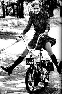 Imagem em preto e branco de pessoa andando de bicicleta

Descrição gerada automaticamente