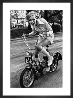 Foto em preto e branco de pessoa andando de moto

Descrição gerada automaticamente