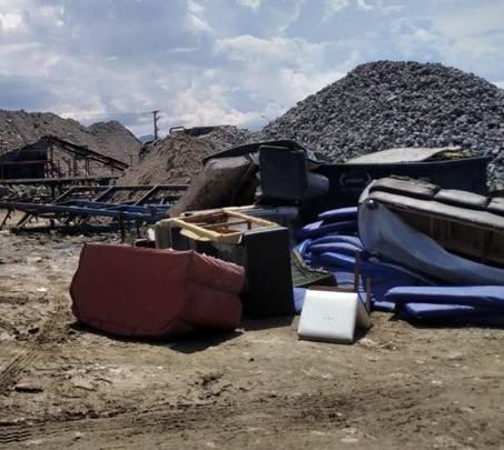 Mala de viagem ao lado de uma rocha

Descrição gerada automaticamente com confiança média