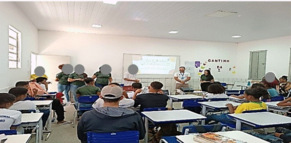 Grupo de pessoas sentadas ao redor de uma mesa de escritório

Descrição gerada automaticamente